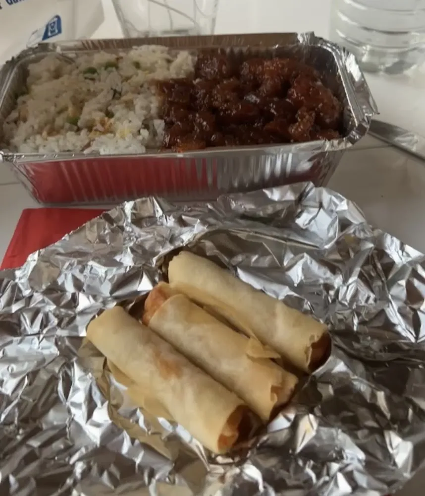 Poulet Au Caramel Et Riz Cantonais Et Nems Crevette